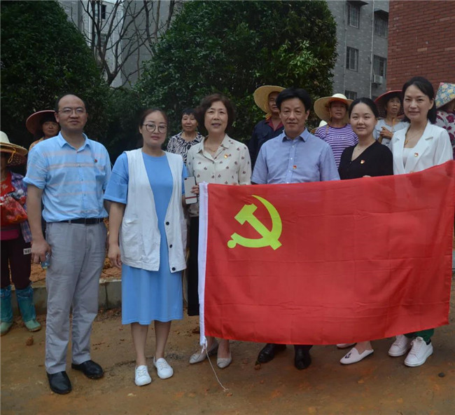 炎炎夏日送清涼，點(diǎn)滴關(guān)懷暖人心——城投集團(tuán)各黨支部開(kāi)展“送清涼”慰問(wèn)一線員工活動(dòng)