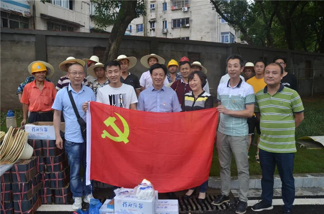 炎炎夏日送清涼，點(diǎn)滴關(guān)懷暖人心——城投集團(tuán)各黨支部開(kāi)展“送清涼”慰問(wèn)一線員工活動(dòng)