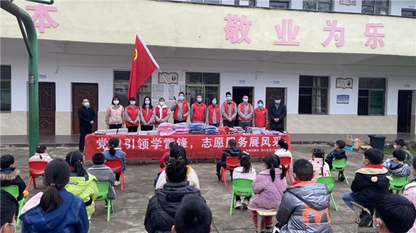 市城投集團開展“黨建引領(lǐng)學(xué)雷鋒，志愿服務(wù)展風采”送溫暖活動